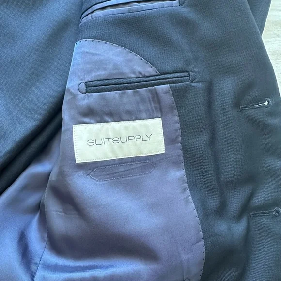 Suitsupply S110’s Midnight Blue Lazio Suit